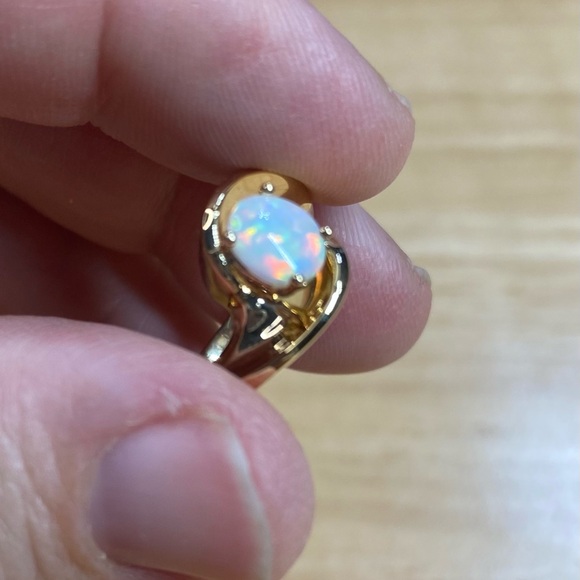 14 karat Yellow Gold and Australian Opal Ring - Picture 4 of 13